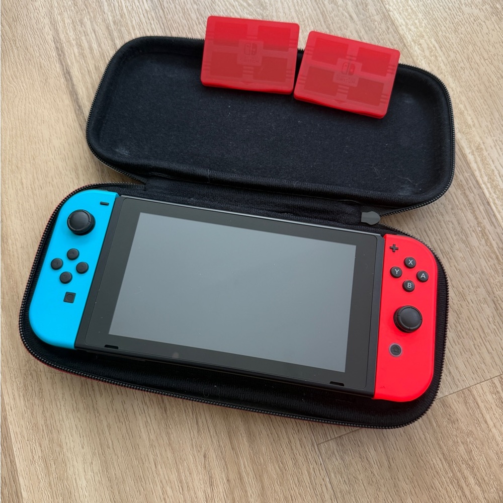 Nintendo Switch Console - Picture 7 of 16